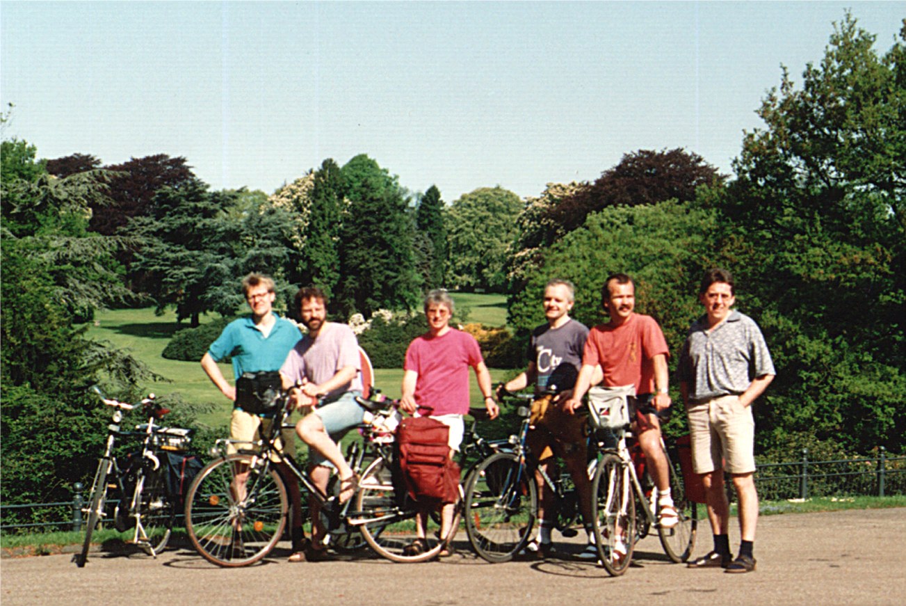 Gruppenbild an der Villa Hügel