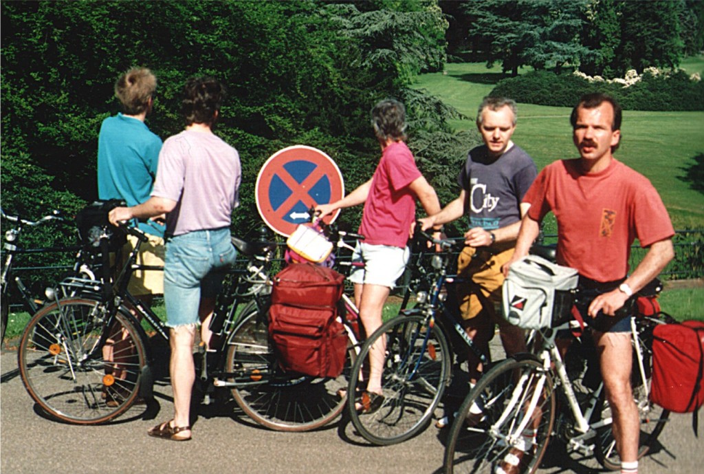 vor der ausgedehnten Parkanlage der Villa Hügel