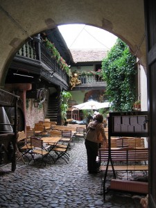lauschiger Innenhof in Riquewihr