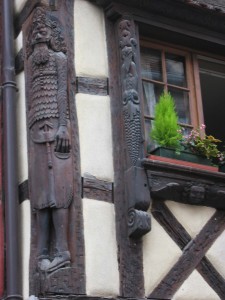 Fachwerkschnitzereien in Riquewihr