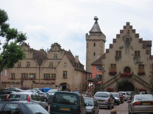Marktplatz von Guebwiller mit altem Kornhaus