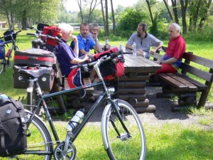 Rast auf einem Picknickplatz direkt am Main