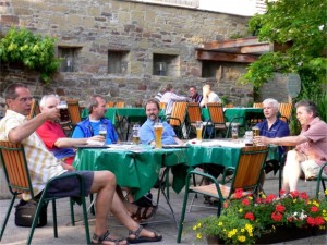 am Abend im Biergarten in Bergrheinfeld im Weißen Roß