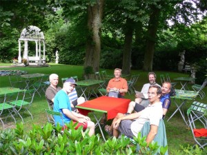 Kaffeepause in einem lauschigen Biergarten