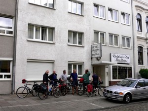 Abfahrt am Morgen vor dem Rheinischen Hof