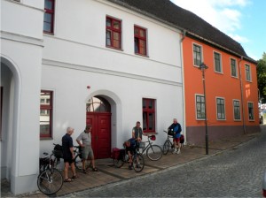 Abfahrt am Morgen vor unserem Hotel in Wolgast, Petris Garten