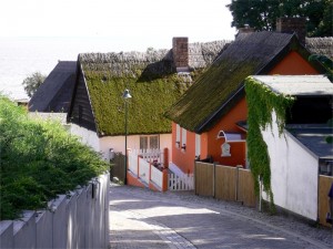 steile Dorfstraße in Kamminke hinunter zum Haff