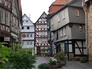 Fritzlar Stadtansicht - rechts im Bild das Spitzenhäuschen (1415) heute die Touristeninformation