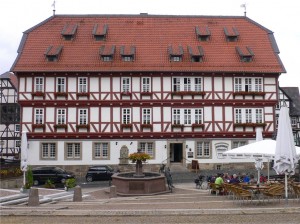 Rast am Märchenbrunnen vor dem alten Rathaus in Wolfhagen