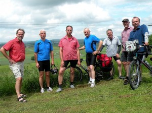 Gruppenfoto: Sieben ältere Herren in Fürstenberg mit der Baar im Hintergrund
