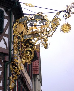 Hotel zur Post mit imposantem Wirtshausschild