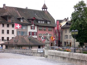 Laufenburg mit der Grenze zur Schweiz mitten auf der Brücke