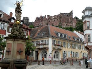 noch ein Blick aus der Heidelberger Altstadt auf berühmte Wahrzeichen