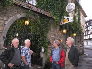 vor dem Spanischen Garten zugleich auch Hintereingang der Pension