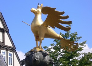Marktbrunnen von Goslar mit Reichsadler. Sein Original ist in der Kaiserpfalz zu sehen