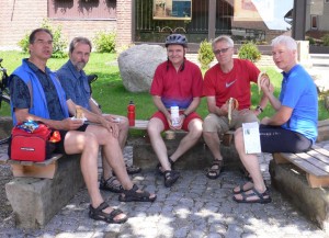 Pause vor der Bank auf der Bank in Werlaburgdorf
