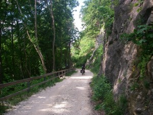 steile Schotterpisten-Abfahrt nach Neidlingen