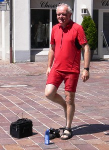 Günter arbeitet ungeschützt am Sonnenschutz