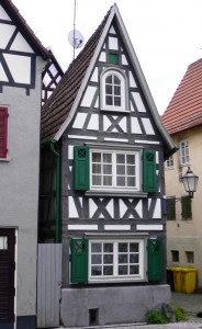 winziges Fachwerkhaus neben dem Hotel in Schorndorf