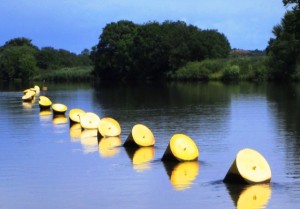 die Fähre hängt an der Kette und pendelt von Ufer zu Ufer