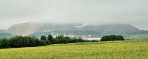 Kali-Abraumhalde in den Wolken bei Neuhaus
