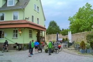 Pause im Eiscafé an der Stadtmauer von Immenhausen