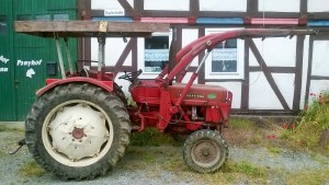 Karl scheint ein Faible für alte Traktoren zu entwickeln. Auch dieser McCormick hat mindestens 50-60 Jahre auf dem Buckel.
