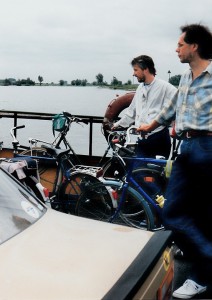 mit der Fähre über die Ijssel bei Brommen