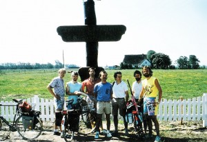 Gruppenbild an der tiefsten Landstelle bei Neuendorf