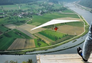 Drachenflieger hinunter in die große Saarschleife