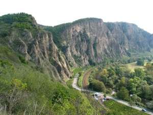 der Rotenfels ist mit 202 Metern Wandhöhe und 1200 Metern Länge die größte Steilwand zwischen den Alpen und Skandinavien