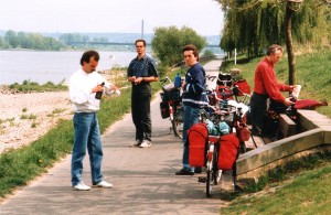 Rast am Rhein, im Hintergrund die Rheinbrücke von Neuwied