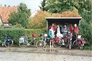 Regenpause im Bushaltehäuschen bei Schrotzberg