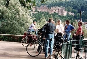 Blick auf das Heidelberger Schloss von der der gegenüberliegenden Neckarseite aus betrachtet