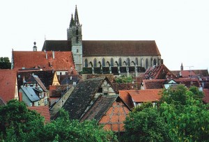 Blick auf die Stadtkirche von Rothenburg von der Stadtmauer aus betrachtet