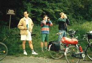 es muss interessant sein, was es da durchs Fernglas zu sehen gibt
