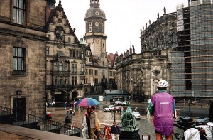 Dresdener Stadtschloss von der Elbseite aus bei Regen betrachtete