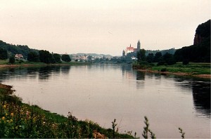hinter der Flussbiegung liegt Meißen