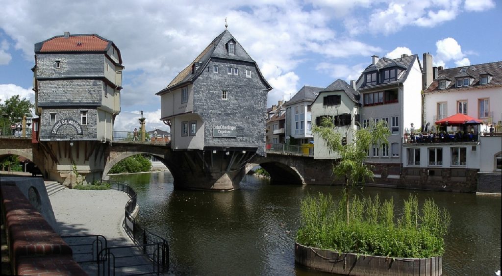 alte bebaute Nahebrücke in Bad Kreuznach