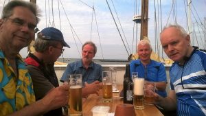 auf dem Schiff schmeckt das erste Bier