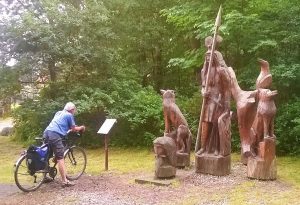 geschnitzte Odin-Skulpturengruppe bei Dierhagen
