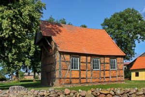 Dorfkirche in Karstädt bei Sonnenschein