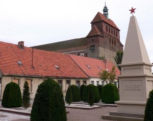 Dom zu Havelberg mit russischem Denkmal