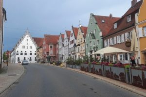 Reichsstraße in Donauwörth mit Blick auf das Fuggerhaus aus dem 16. Jahrhundert