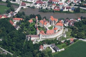die Harburg auf einem Felssporn oberhalb der Wörnitz
