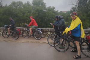 Regenwetter vor imposanter Kulisse: die Harburg