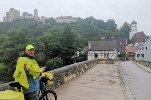 Regenwetter vor imposanter Kulisse: die Harburg