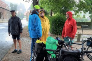 Mittägliche Regenpause unter Bäumen