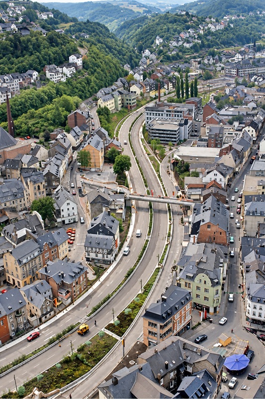 mit der Stadtautobahn wurde auf fast 2 km Länge die Nahe überbaut
