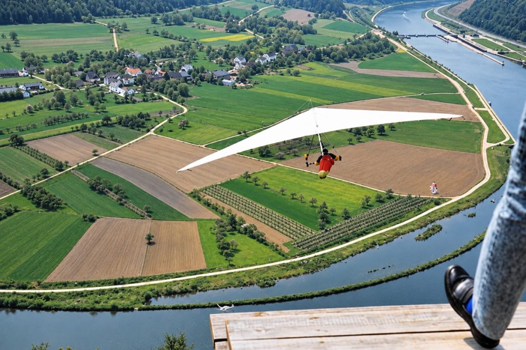 Drachenflieger hinunter in die große Saarschleife